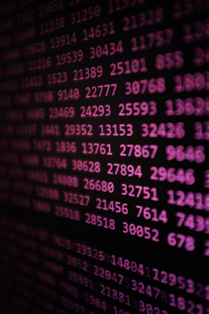 Tomada de cuadro completo de códigos binarios rosados en la pantalla