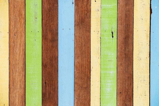 Tomada de cuadro completo de una pared de madera multicolor