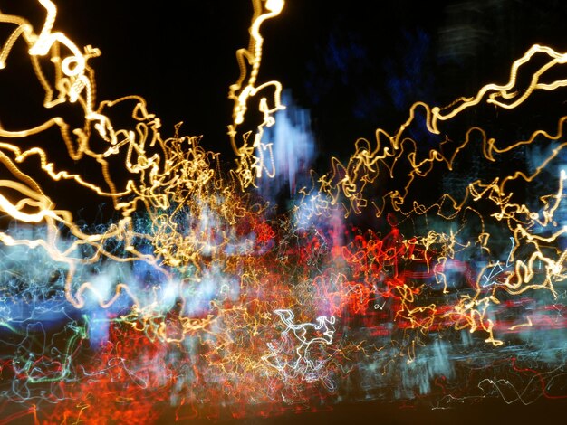 Foto tomada de cuadro completo de senderos de luz multicolores iluminados por la noche