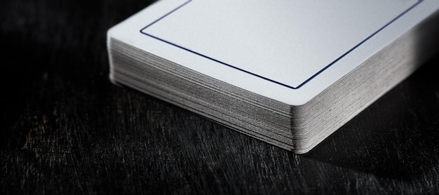 Tomada horizontal de una baraja de cartas en enfoque suave sobre un fondo negro El fondo en desenfoque