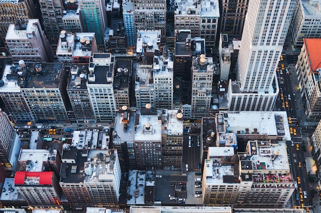 Foto tomada horizontal de los tejados de la ciudad de nueva york desde arriba al atardecer