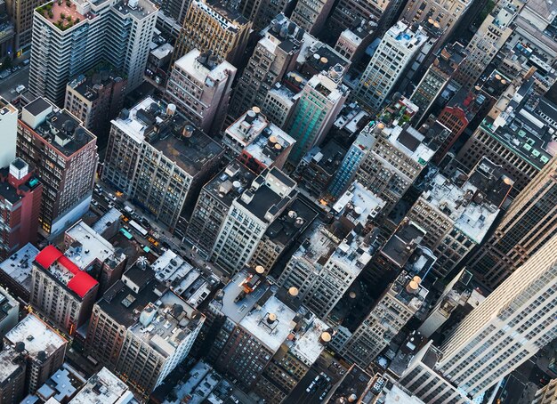 Foto tomada inclinada de los techos de la ciudad de nueva york desde arriba al atardecer