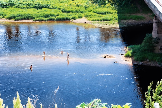 Foto tomada en junio en el río volga en la ciudad de rzhev los adolescentes juegan a la pelota en el río