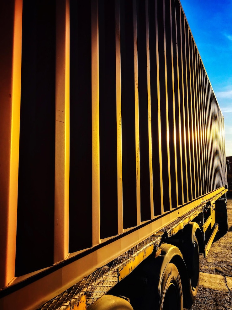 Foto tomada panorámica de la carretera amarilla contra el cielo