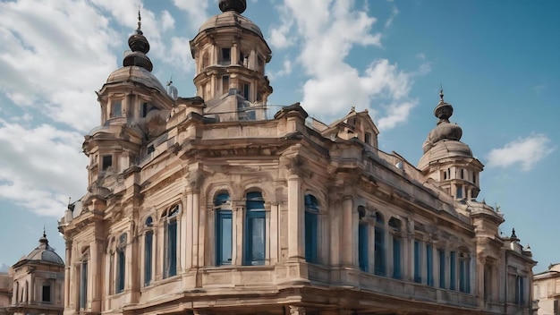 Tomada simétrica de bajo ángulo de la arquitectura antigua con un hermoso cielo azul en el fondo