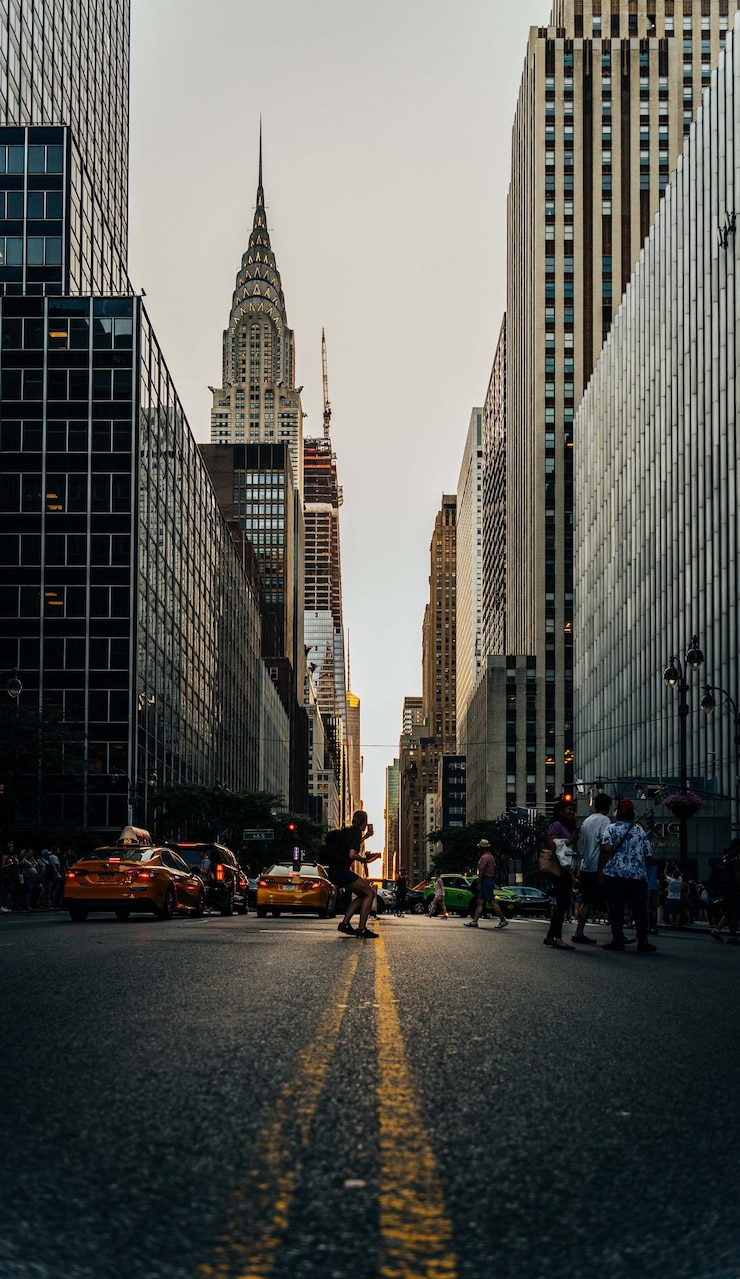 Foto tomada vertical de una calle y el puente de brooklyn en nueva york, estados unidos.