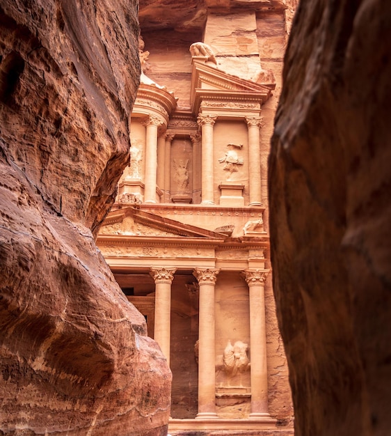 Tomada vertical de la entrada de Al Siq a la antigua ciudad nabatea de Petra en Jordania