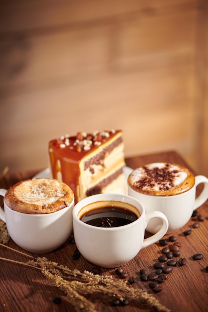 Tomada vertical de tazas de café con pastel de chocolate