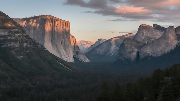 Foto tomada vertical de la vista de la montaña en el bosque nacional de cleveland durante el amanecer