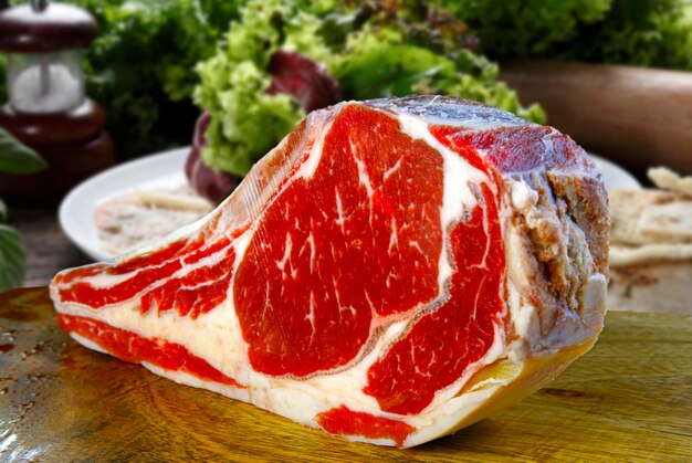 Tomahawk-Fleisch roh