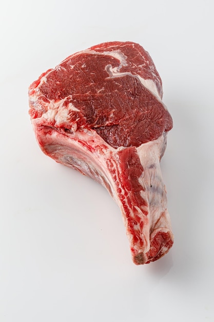 Tomahawk-Steak auf Knochen, isoliert auf weiss