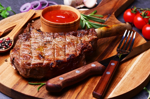 Tomahawk Steak mit Gewürzen und Gemüse