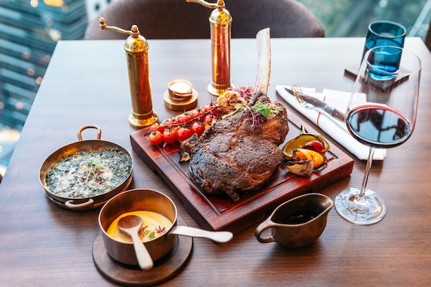 Tomahawk Steak mit Kartoffelpüree, gebackenem Spinatkäse und Bratensauce