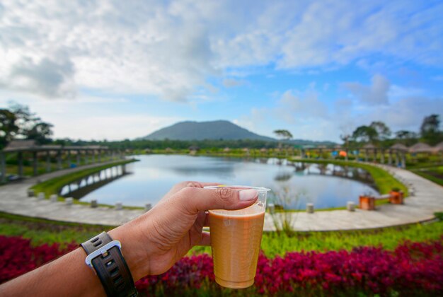 tomando café pela manhã enquanto acampamos à beira do lago