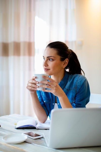 Tomando café por la tarde y trabajando.