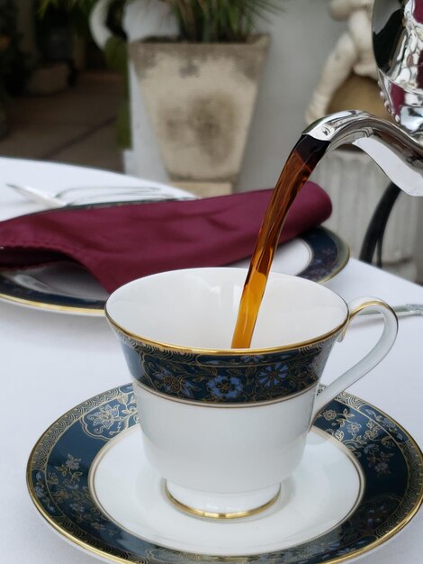 Foto tomando café en una taza de té en el bed and breakfast de mi tío en mérida, méxico.