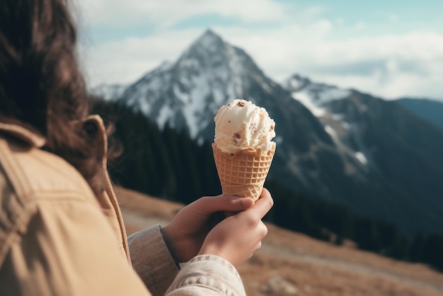 Tomando un descanso de la aventura y saboreando un delicioso helado en un acogedor resort de montaña