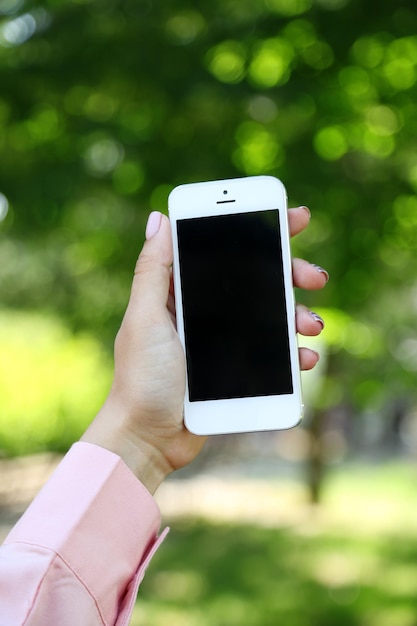 Foto tomando fotografías de la naturaleza con un teléfono inteligente