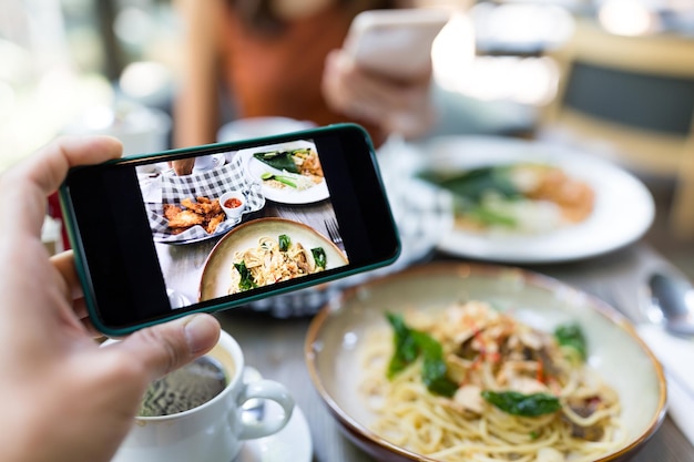 Foto tomando fotos en la comida en el restaurante.