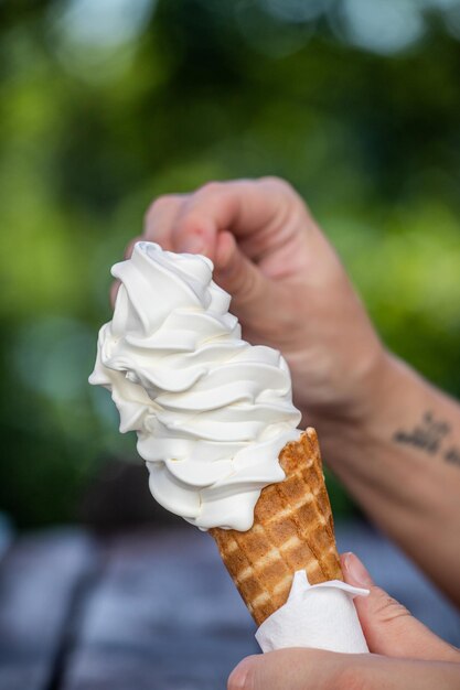 Foto tomando el helado de la mano