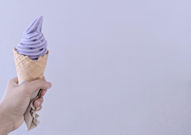 Foto tomando el helado de la mano