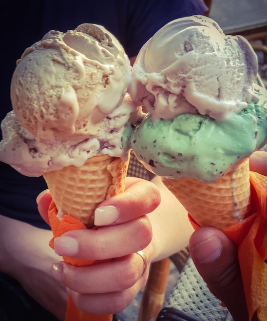 Foto tomando el helado de la mano