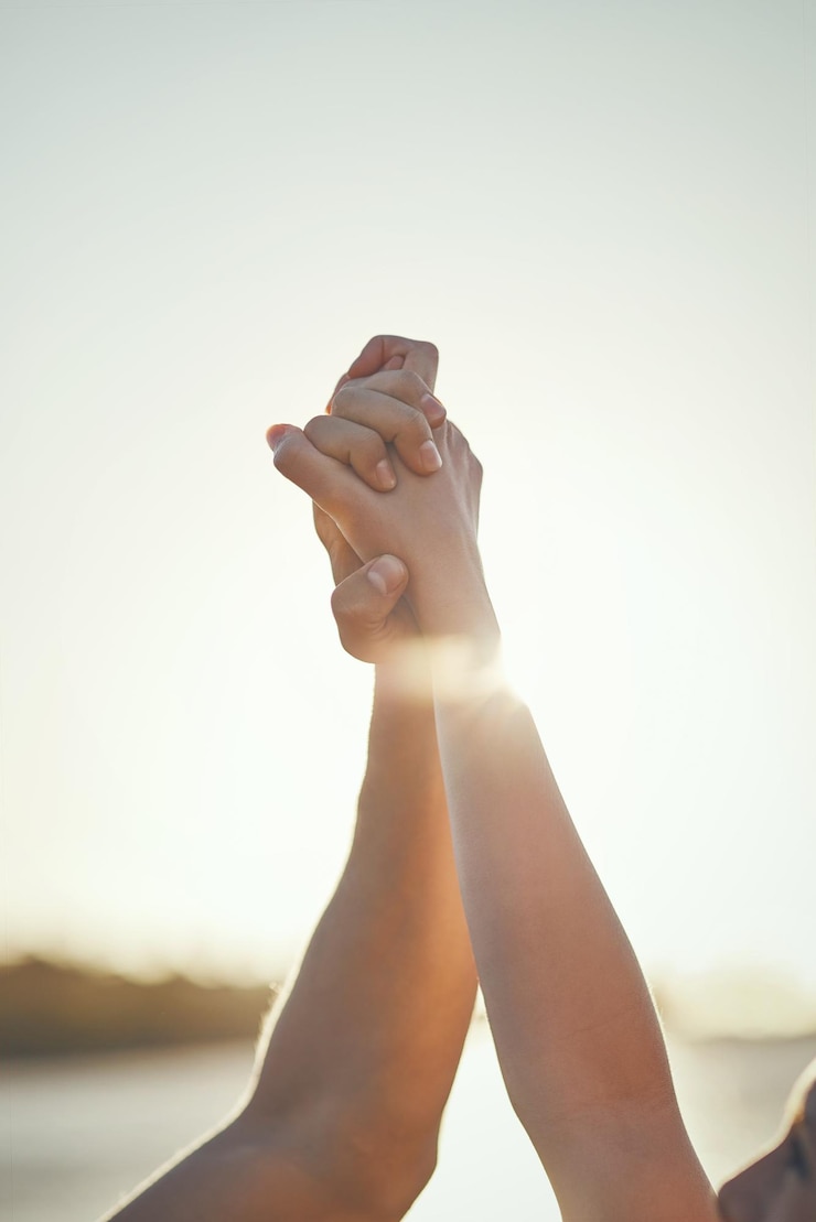 Foto tomando de la mano a la pareja y al aire libre al atardecer con amor cuidado y unión con conexión por el lago en vacaciones personas juntas y apoyo en la naturaleza en vacaciones sol y confianza por el agua en canadá