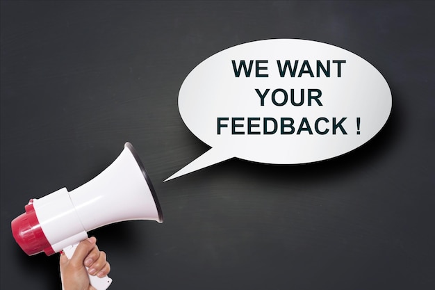 Tomando el megáfono de la mano con We Want Your Feedback Words Bubble