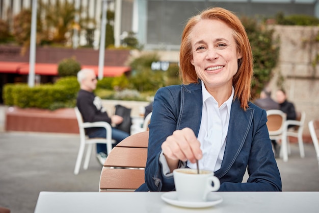 Tomando un momento para recargar una exitosa mujer de negocios de mediana edad disfruta de un tranquilo descanso para tomar café