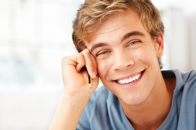 Tomando momentos para apreciar mi vida Toma de un joven estudiante tomando un descanso de sus estudios