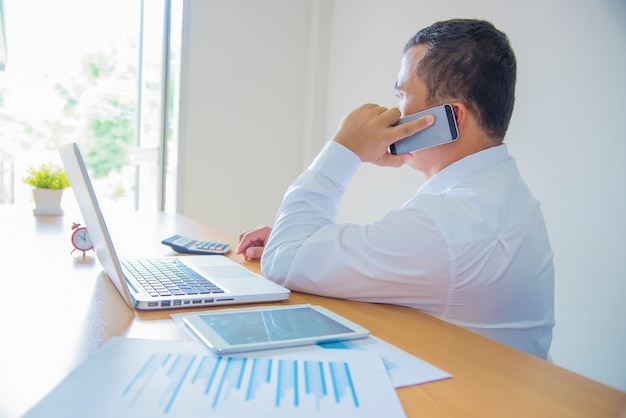 tomando notas de una conversación telefónica con los clientes.