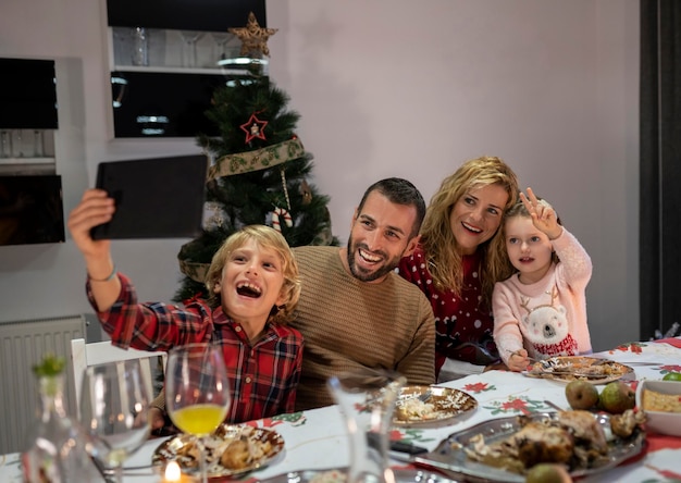 Tomando una selfie familiar durante la cena de Navidad