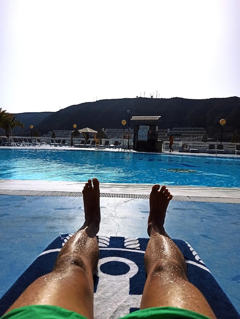 Tomando el sol en la piscina en Canarias