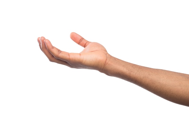 Foto tomando u ofreciendo. mano masculina negra extendida, hombre manteniendo la palma vacía sobre fondo blanco aislado