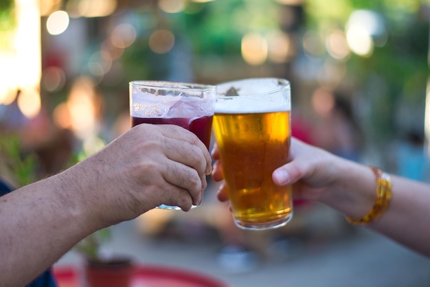 Foto tomando uma cerveja com os amigos, feliz reencontro.