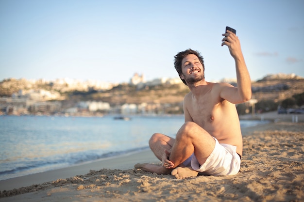 Tomando uma selfie na praia