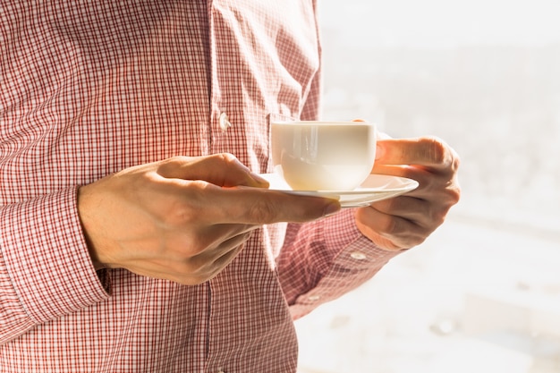 Tomar café da manhã perto da janela