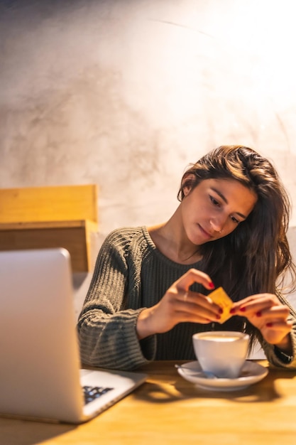 Tomar un café hablando por teléfono y trabajando en la computadora