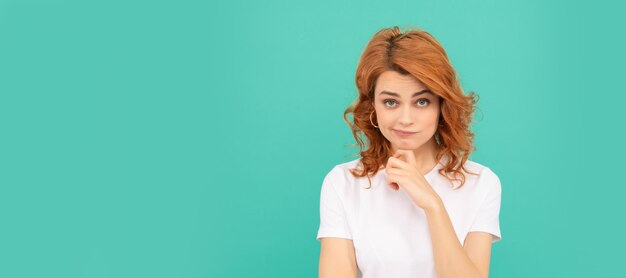 Tomar decisiones mujer pelirroja con cabello rizado sobre fondo azul Banner de retrato de cara aislada de mujer con espacio de copia