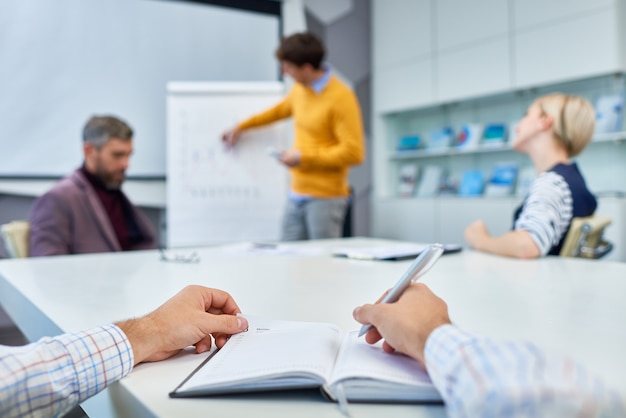 Tomar notas durante la reunión de trabajo