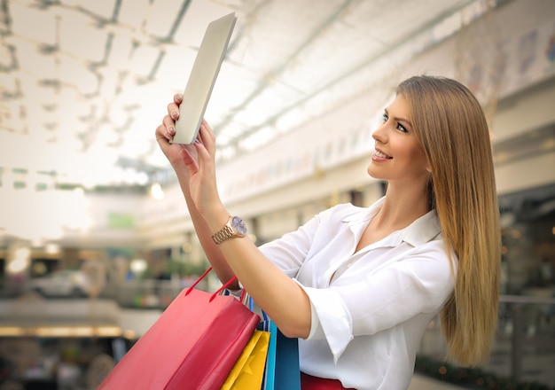 Tomar una selfie en el centro comercial.