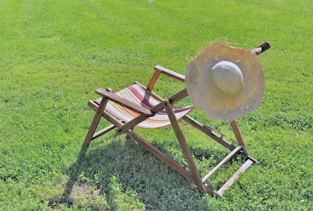 Tomar el sol y sombrero en un jardín.