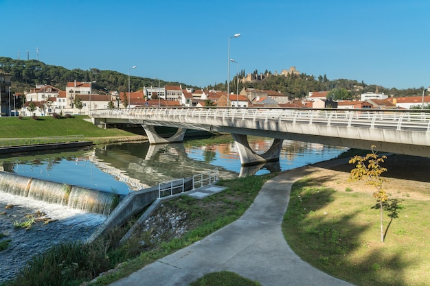 TOMARPORTUGAL OUTUBRO 242017 Ponte no rio Nabao em Tomar Portugal