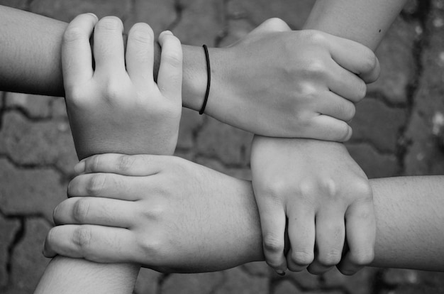 Tomarse de la mano creará unidad.