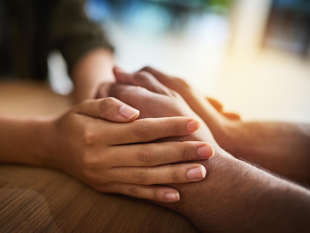 Tomarse de la mano mostrando cuidado, amor y apoyo entre amigos, pareja o familia. Personas que reconfortan dando afecto y consolando con un gesto de mano y un toque de compasión, empatía y amabilidad.