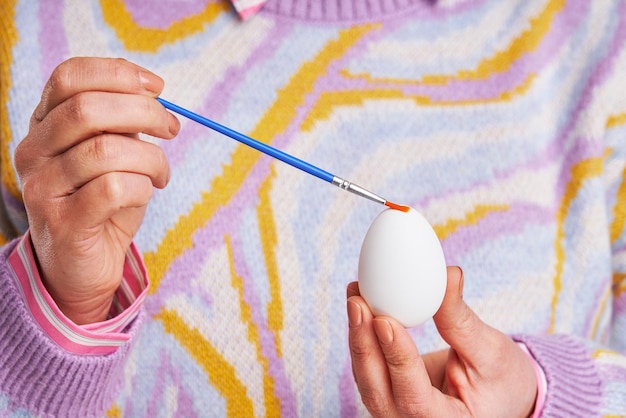 Foto tomas de estudio de mujer sobre fondo amarillo estilo pascua foto de alta calidad