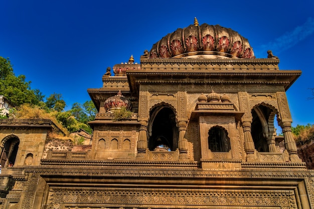 Tomas exteriores del punto de referencia turístico escénico Fuerte y templo de Maheshwar en Madhya Pradesh en India Este monumento está a orillas del río Narmada