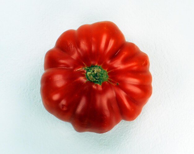 Tomate aislado en blanco. Tomate apetitoso fresco rojo maduro. Cosechar verduras, tomates españoles.