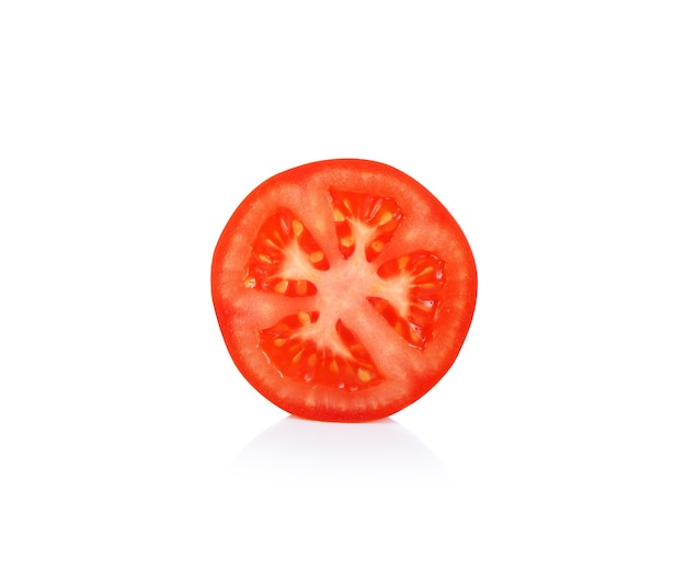 Tomate aislado en blanco.