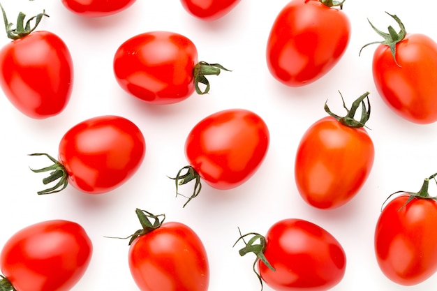 Tomate aislado en el blanco.